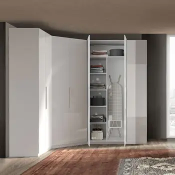 cabina ad angolo con 10 ripiani